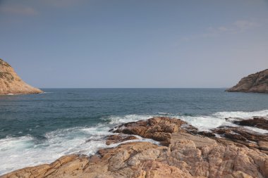 Kayalık deniz kıyısı ve bulanık su Shek o, Hong Kong 'da