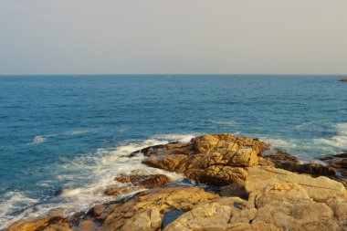 Kayalık deniz kıyısı ve bulanık su Shek o, Hong Kong 'da
