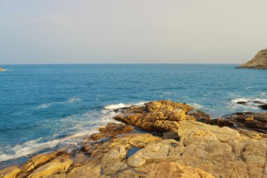 Kayalık deniz kıyısı ve bulanık su Shek o, Hong Kong 'da
