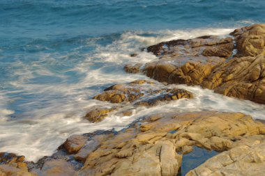 Kayalık deniz kıyısı ve bulanık su Shek o, Hong Kong 'da