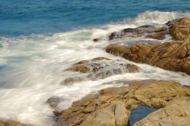 Kayalık deniz kıyısı ve bulanık su Shek o, Hong Kong 'da