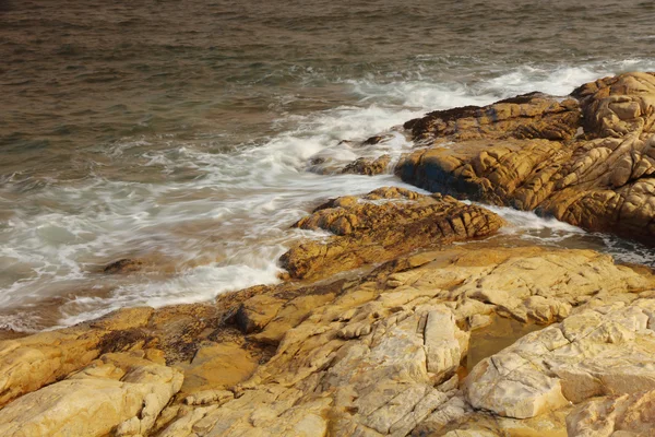 Costa del mar rocoso y agua borrosa en shek o, hong kong —  Fotos de Stock