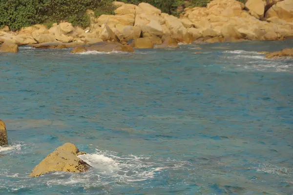 Costa rocciosa mare e acqua offuscata in shek o, hong kong — Foto Stock