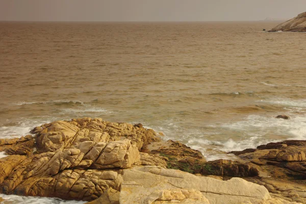 Costa rochosa do mar e água turva em shek o, hong kong — Fotografia de Stock