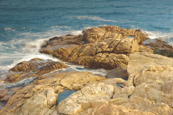 Costa rochosa do mar e água turva em shek o, hong kong — Fotografia de Stock