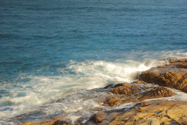 Costa del mar rocoso y agua borrosa en shek o, hong kong —  Fotos de Stock