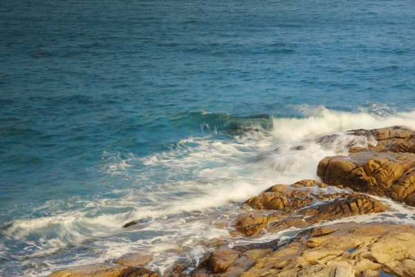 Costa rocciosa mare e acqua offuscata in shek o, hong kong — Foto Stock