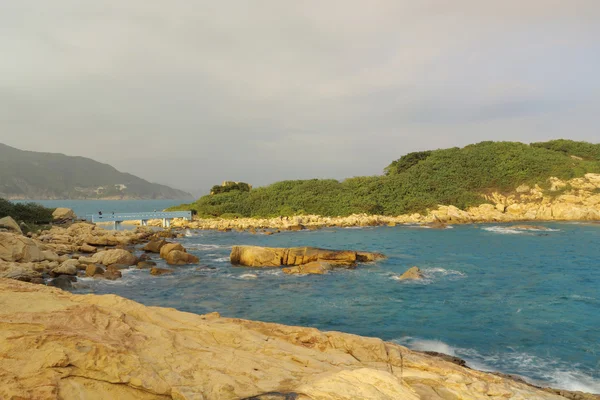 Costa del mar rocoso y agua borrosa en shek o, hong kong — Foto de Stock