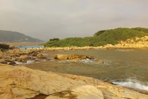 Skalnaté moře pobřeží a rozmazané vody v shek o, Hong Kong — Stock fotografie