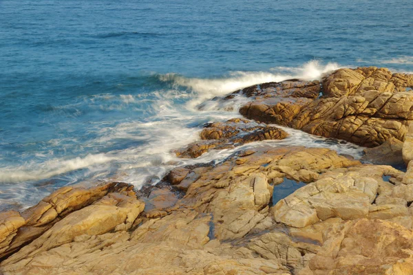 Skalnaté moře pobřeží a rozmazané vody v shek o, Hong Kong — Stock fotografie