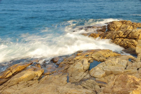 Skaliste wybrzeże morskie i zamazana woda w shek o, hong kong — Zdjęcie stockowe