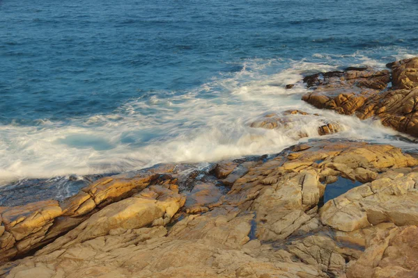 Sziklás tengerpart és homályos víz shek o, hong kong — Stock Fotó