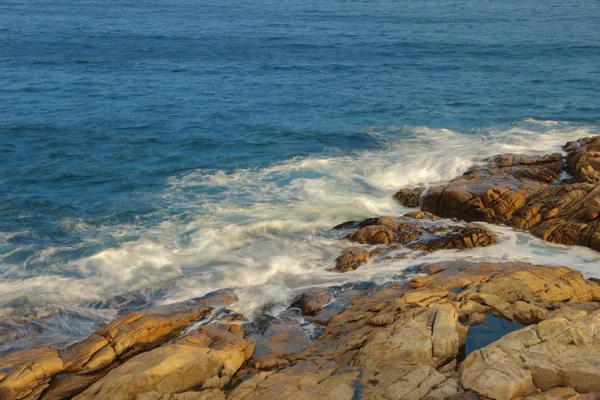 Côte de mer rocheuse et eau trouble dans shek o, hong kong — Photo