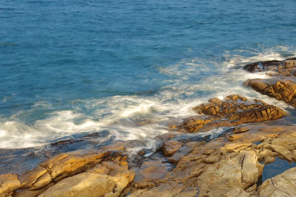 Costa del mar rocoso y agua borrosa en shek o, hong kong — Foto de Stock