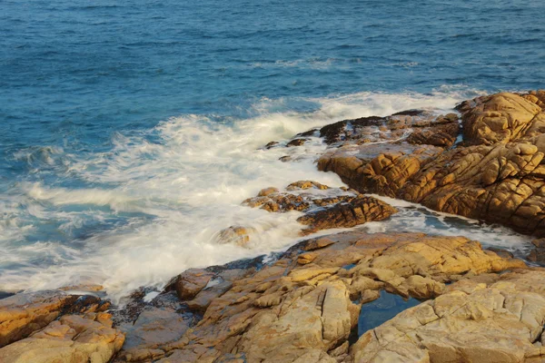 Costa del mar rocoso y agua borrosa en shek o, hong kong —  Fotos de Stock