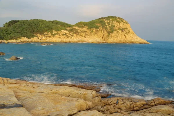 香港石澳的岩石海岸及混浊的海水 — 图库照片