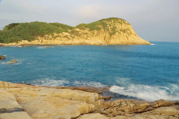 Скелясте морське узбережжя і розмита вода в Ші О, Конг — стокове фото