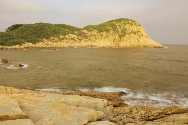 Sziklás tengerpart és homályos víz shek o, hong kong — Stock Fotó