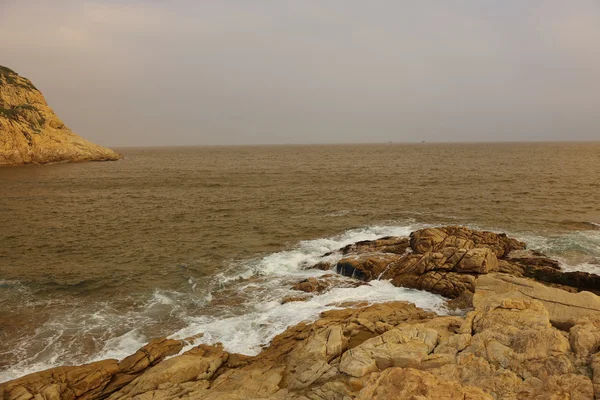 Côte de mer rocheuse et eau trouble dans shek o, hong kong — Photo