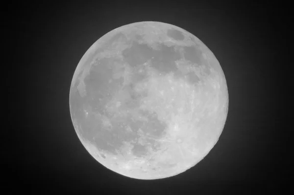 Dolunay karanlık bankamatik ile