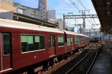 Modern metro Elektrikli tren bir istasyona geliyor