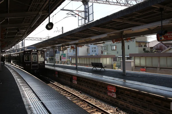 Trem elétrico metrô moderno entrando em uma estação — Fotografia de Stock