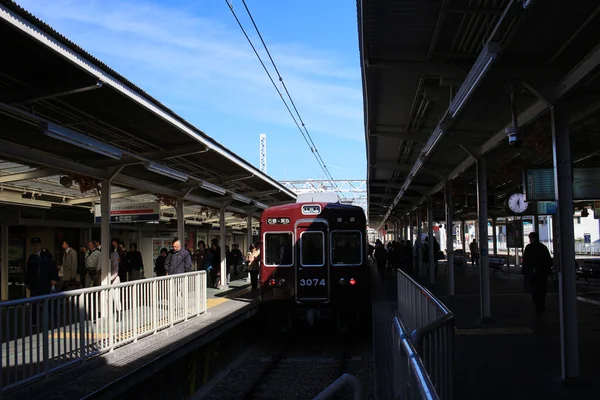 Moderne metro elektrische trein binnenkomen van een station — Stockfoto