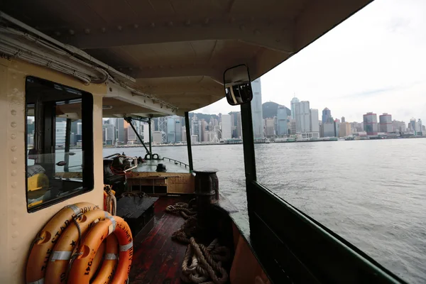 Hong Kong ferry está en funcionamiento en el puerto de Victoria — Foto de Stock