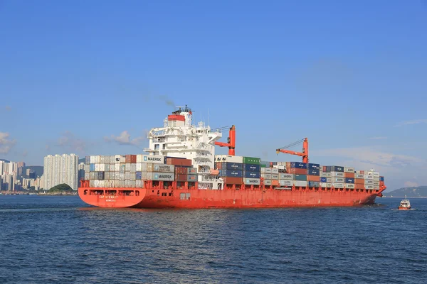 Navio de carga que passa pelo Canal East Lamma — Fotografia de Stock