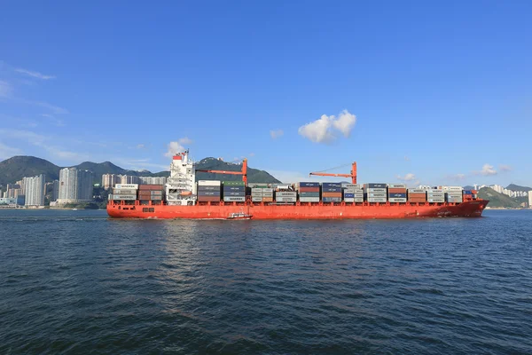 Navio de carga que passa pelo Canal East Lamma — Fotografia de Stock