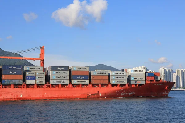 Navio de carga que passa pelo Canal East Lamma — Fotografia de Stock