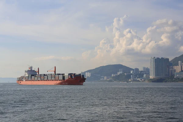 Navio de carga que passa pelo Canal East Lamma — Fotografia de Stock