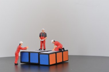 Minyatür işçi inşaat tuğla döşeme çalışması