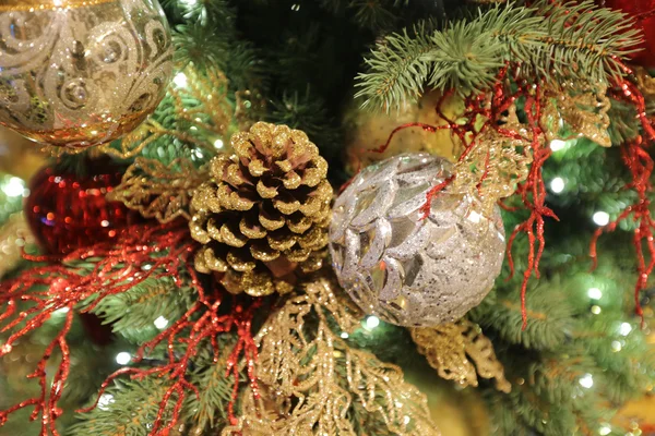 Fechar-se de enfeites de Natal em árvore artifical — Fotografia de Stock