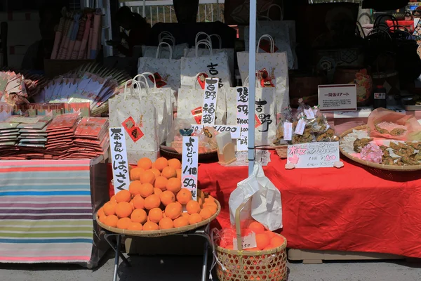 Mercado rua, que vendem vários produtos, frutas — Fotografia de Stock