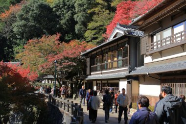 Turistler Minoo için önde gelen bir sokakta yürümek