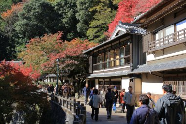 Turistler Minoo için önde gelen bir sokakta yürümek