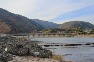 Arashiyama dağın Kyoto önünde Katsura Nehri