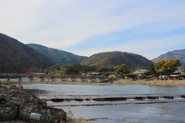 Arashiyama dağın Kyoto önünde Katsura Nehri