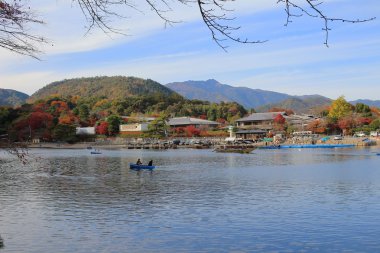 Arashiyama dağın Kyoto önünde Katsura Nehri