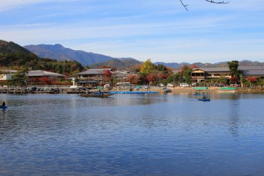 Arashiyama dağın Kyoto önünde Katsura Nehri