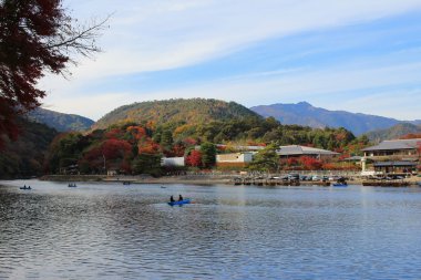 Arashiyama dağın Kyoto önünde Katsura Nehri
