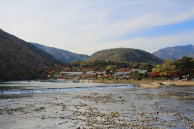 Arashiyama dağın Kyoto önünde Katsura Nehri