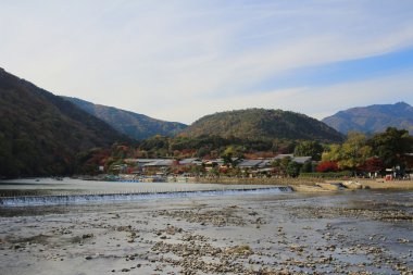 Arashiyama dağın Kyoto önünde Katsura Nehri