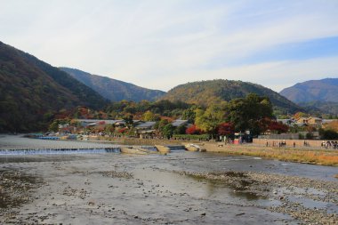 Arashiyama dağın Kyoto önünde Katsura Nehri
