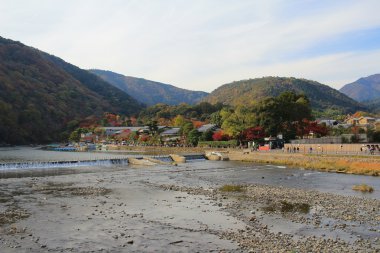Arashiyama dağın Kyoto önünde Katsura Nehri