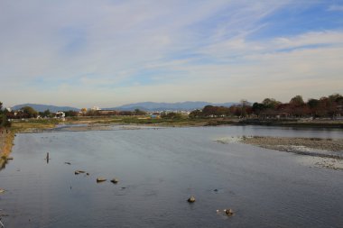 Arashiyama dağın Kyoto önünde Katsura Nehri