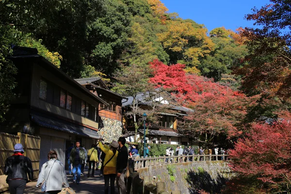 I turisti camminano su una strada che conduce a Minoo — Foto Stock