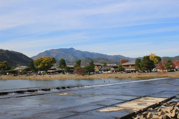 Rio Katsura em frente à Montanha Arashiyama em Kyoto — Fotografia de Stock