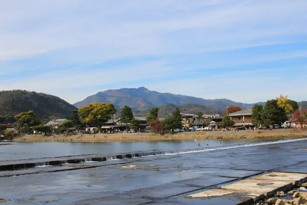 Río Katsura frente a la montaña Arashiyama en Kyoto — Foto de Stock